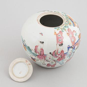 A porcelain pot with lid, Qing dynasty, late 19th century.