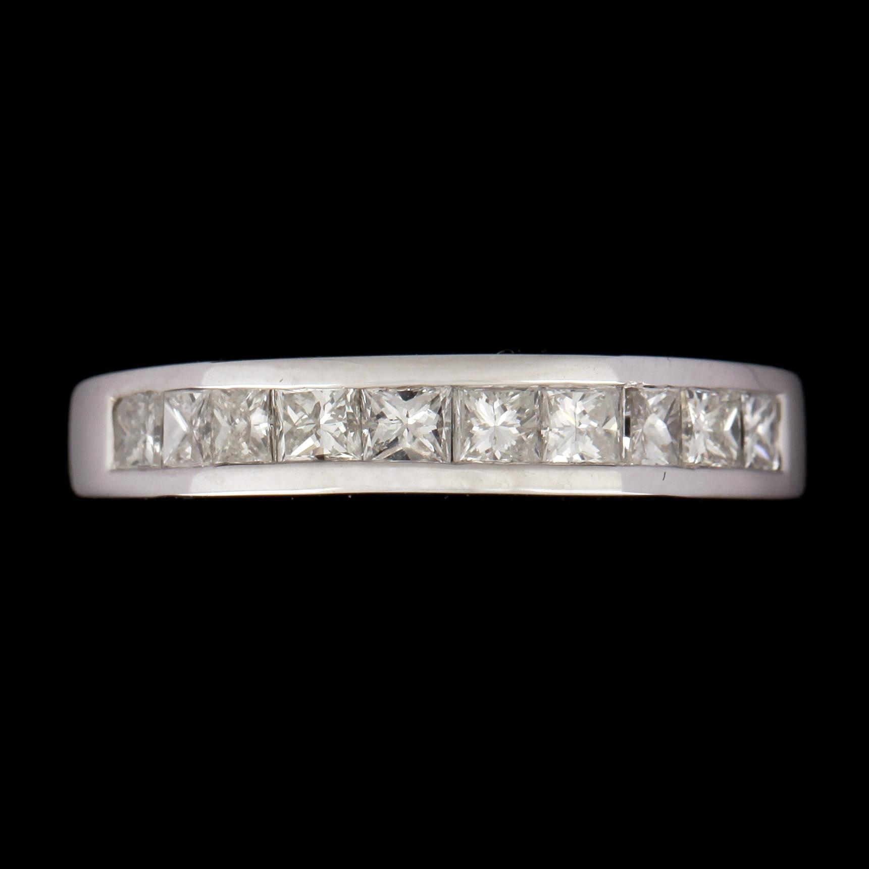RING, halvallians, 18k vitguld med 10 prinsesslipade diamanter tot ca 1 ct. Vikt ca 3,3 gram.