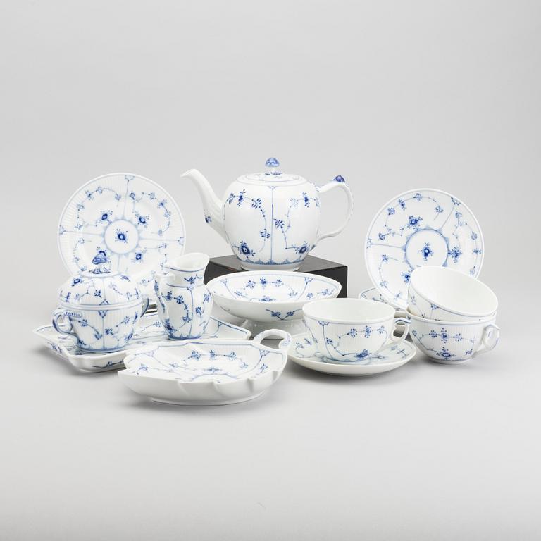 A DANISH PORCELAIN TEA SET, 22 pieces, "Musselmalet", Royal Copenhagen.