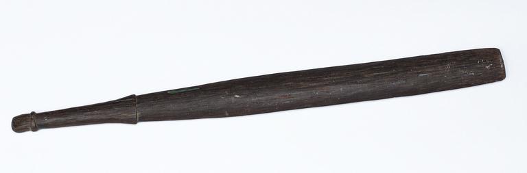 CEREMONIELL KLUBBA. Trä. Nya Guinea omkring 1960-1970. Längd 70,5 cm.