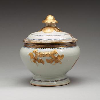 An enamelled tureen with cover, Qing dynasty, Jiaqing (1796-1820).