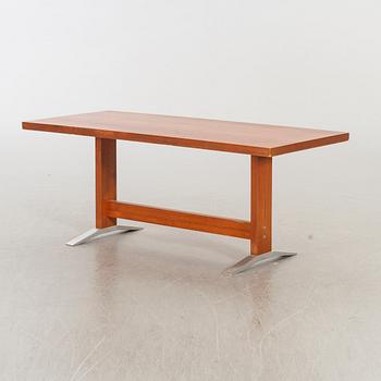 A MID 20TH CENTURY COFFEE TABLE.