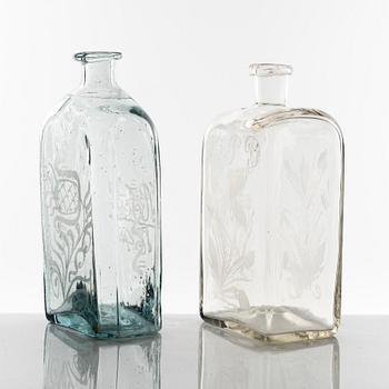 Brännvinsflaskor, glas, 2 st, en daterad 1841, enligt uppgift från norra Hälsingland.