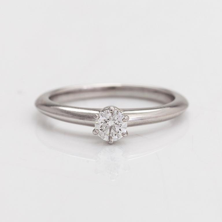 Tiffany & Co, sormus, platinaa ja timantti 0.25 ct. Todistuksella.