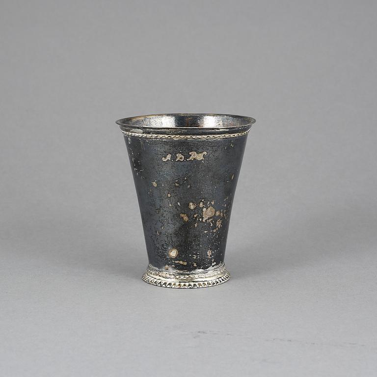 BÄGARE, silver, oidentifierad smed BM, Stockholm, 1714. Vikt ca 111 gram.