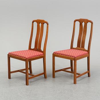 An 'Ambassadör' dining table with eight chairs by Carl Malmsten, second half of the 20th Century.