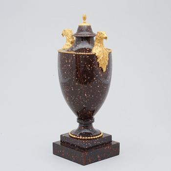URNA MED LOCK. Älvdalen, 1800-talets början. Sengustaviansk.