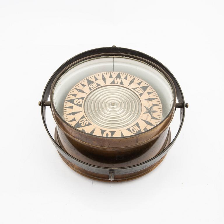 A compass by G.W. Lyth Stockholm 1900's.