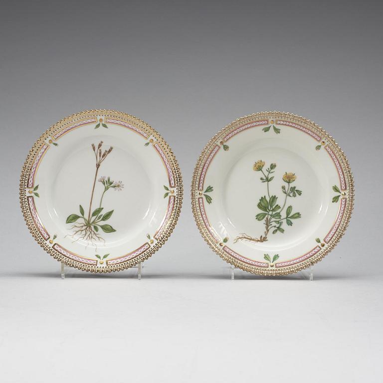ASSIETTER, 13 stycken, porslin. "Flora Danica", Kunglig Dansk, Danmark, 1900-tal.