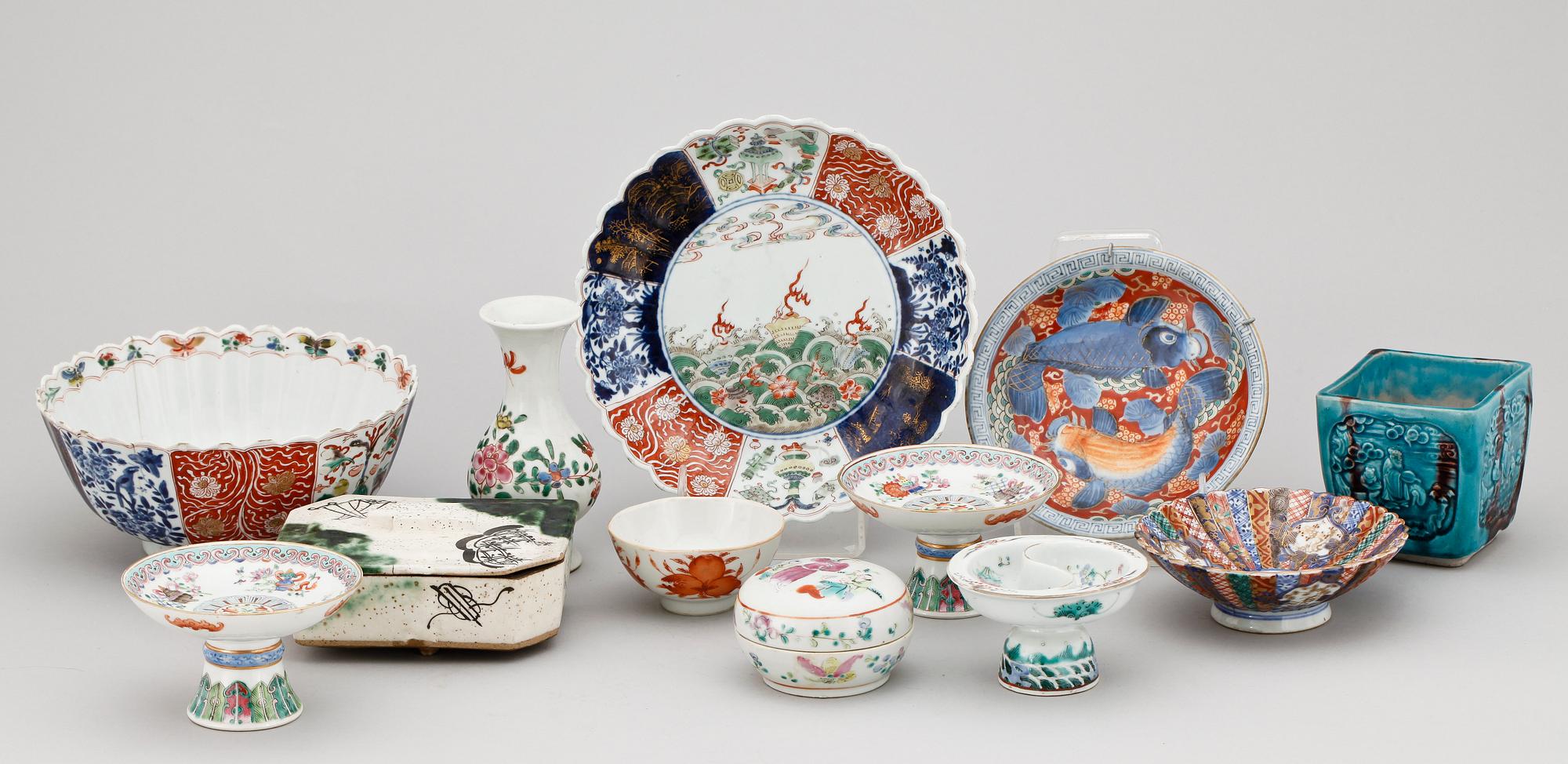 PARTI PORSLIN, 12 delar, porslin och stengods, bla Tongzhi (1862-73), Kina, samt Japan, 1800-1900-tal.