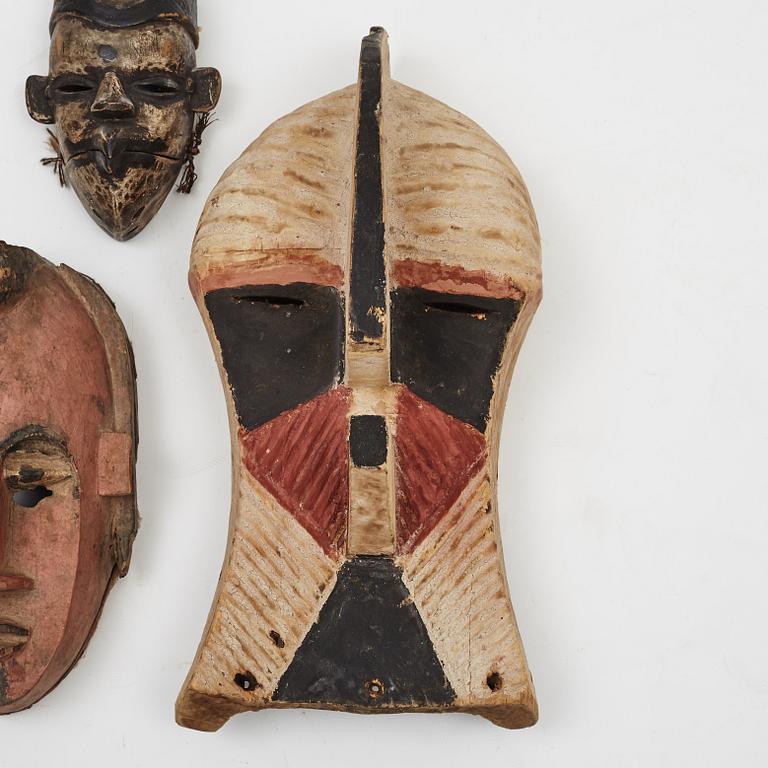 Masker, 4 st, enligt uppgift Nyanga, Kongo, Ogino, Nigeria, Songe, Kongo m.m, 1900-talets andra hälft.