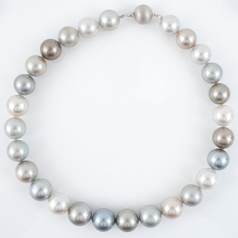 A cultured Tahiti pearl necklace. Ø 15.1 - 17.1 mm.