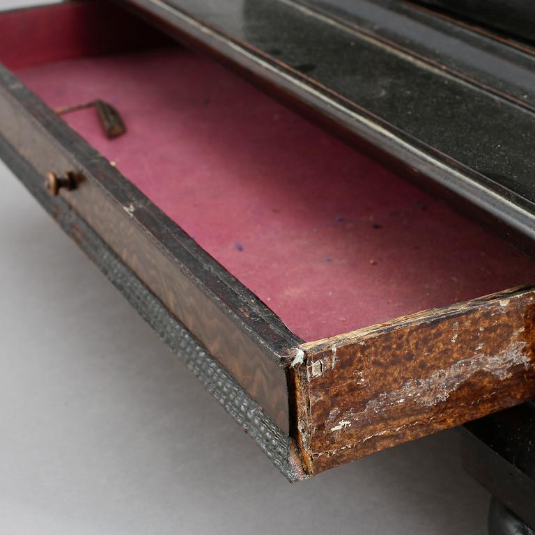 KABINETTSKÅP, barockstil, 1800-tal med äldre delar.