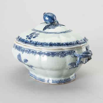 TERRIN med LOCK och FAT, porslin, Kina, omkring 1800.