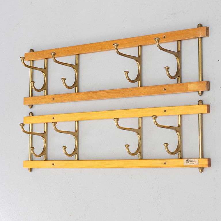 Klädhängare, ett par, "Dekorativ", Skoglunds metallgjuteri, Anderstorp, 1950/60-tal.