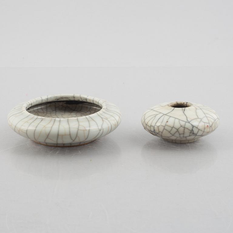 A Chinese ge glazed stoneware brush washer, a vase and two bowls, early 20th century.