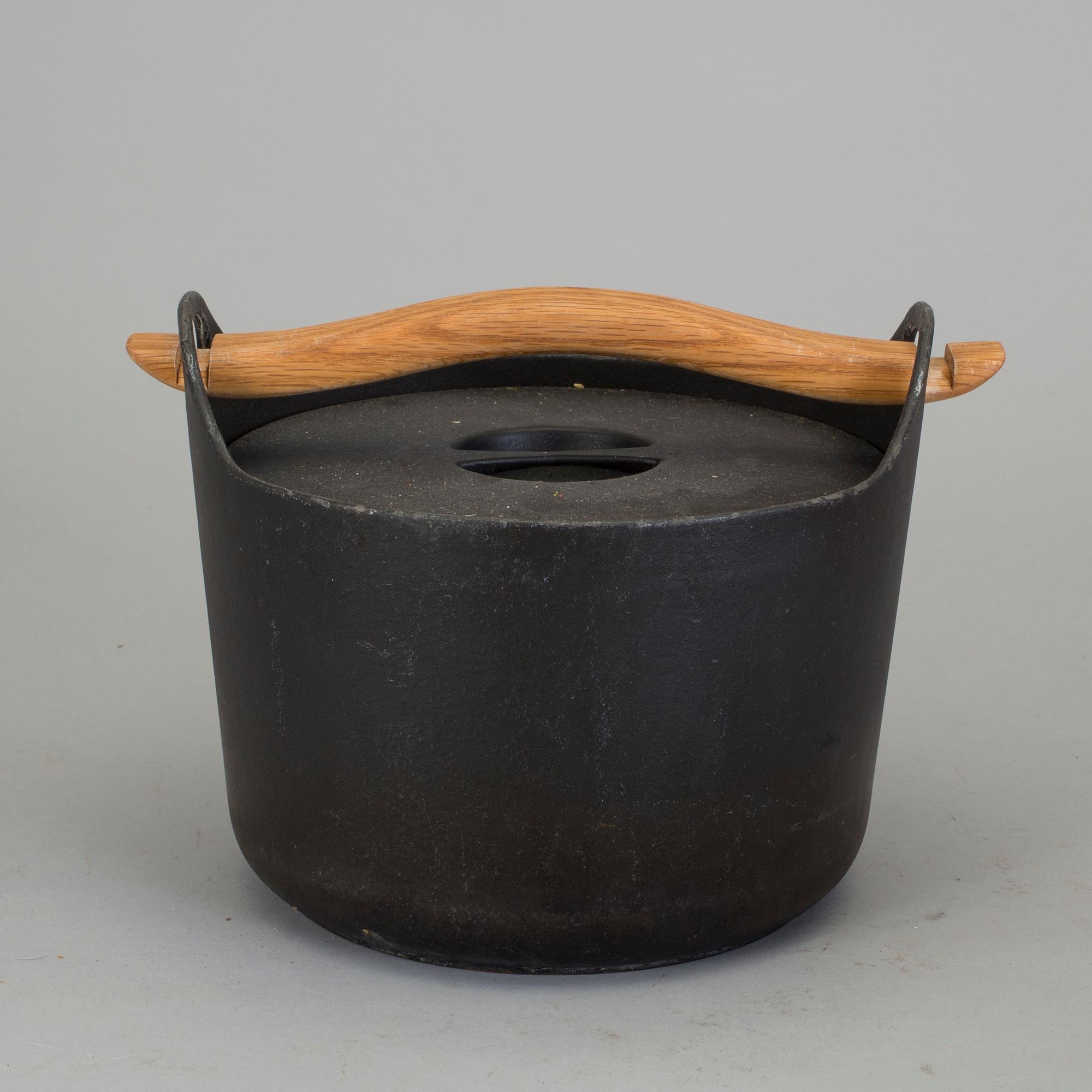 TIMO SARPANEVA, 4 stycken grytor, gjutjärn och emalj, Rosenlew, Finland.