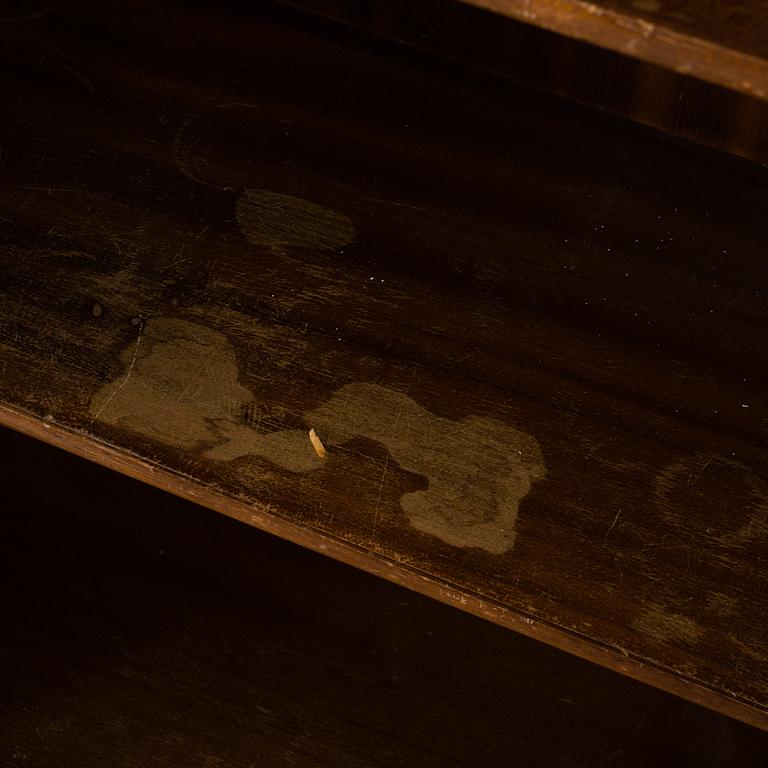 BARDISK. Engelsk stil, 1900-talets andra hälft.