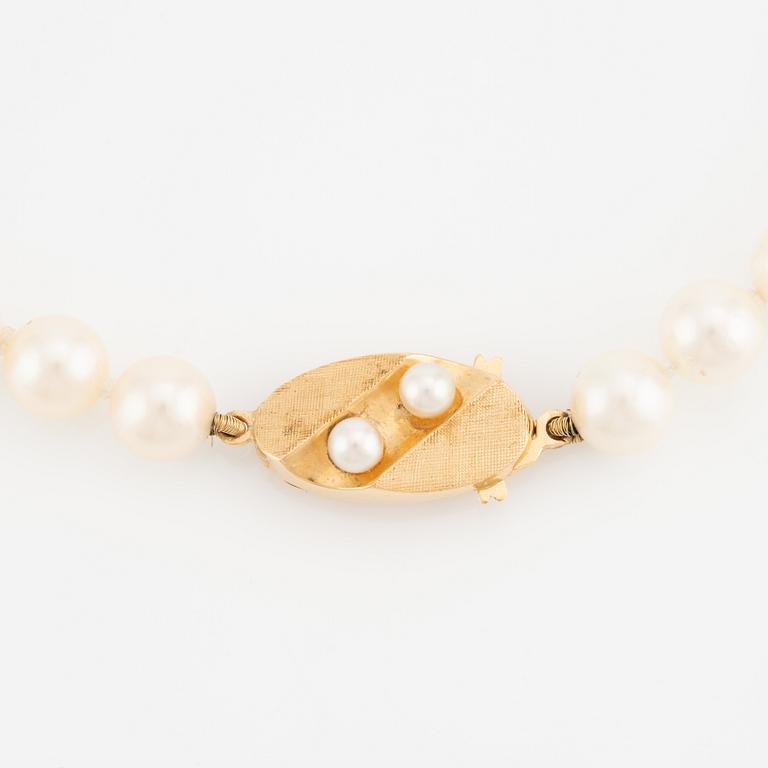 A necklace and a pair of earrings in 18K gold and cultured pearls.