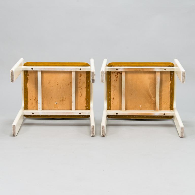Eero Aarnio, A 1970's dinner table and four chairs "Flamingo" by Asko.
