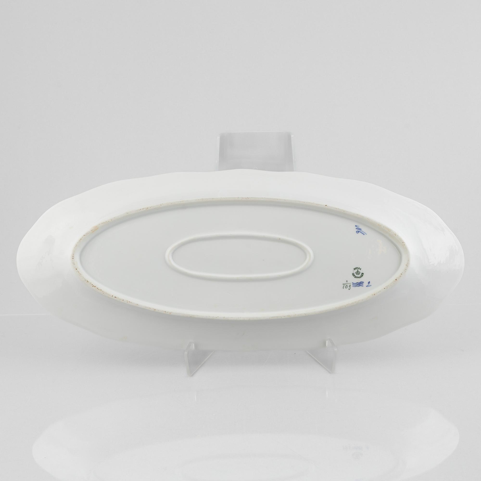 Four porcelain serving dishes and a fish platter, half-lace "Musselmalet", Royal Copenhagen, Denmark, 1894-1923.