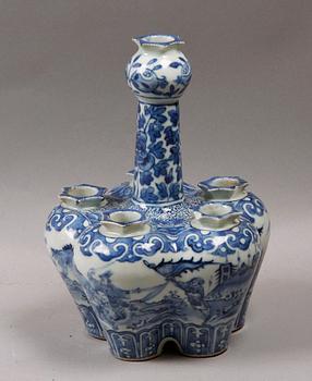 TULPANVAS, porslin, Kina. 1800-tal. Kangxi-stil.