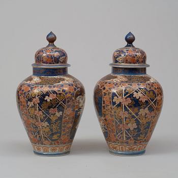 A pair of Japanese imari jars with covers, Edo Period (1603-1868).