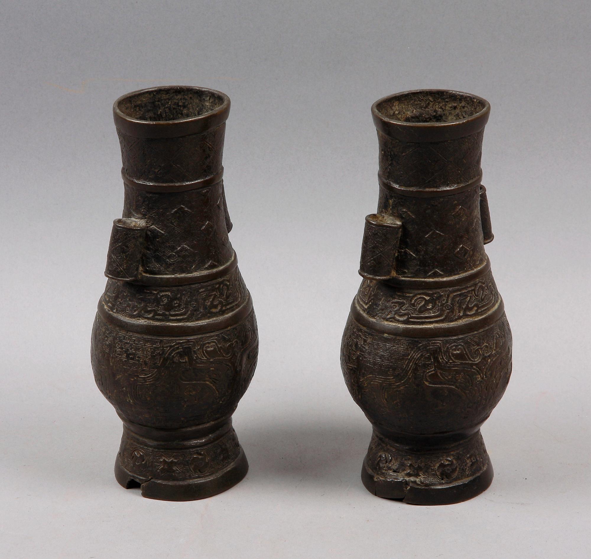 DEKORATIONSVASER, ett par, brons, Kina. 1800/1900-tal.