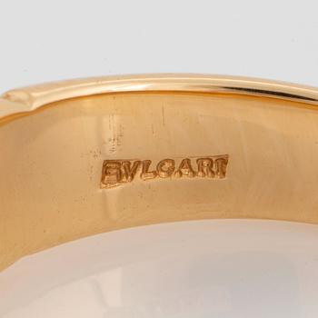 A Bulgari ring in 18K gold set with round brilliant-cut diamonds.