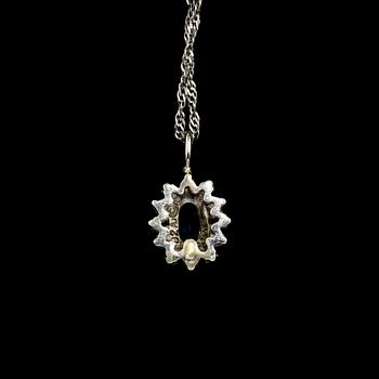 HÄNGE, 10 och14K vitguld med fasettslipad blå safir samt 2 åttkantslipade och 2 baguettslipade diamanter. Vikt 2,1 g.