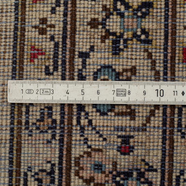 A CARPET, Kashan 402 x 298 cm.