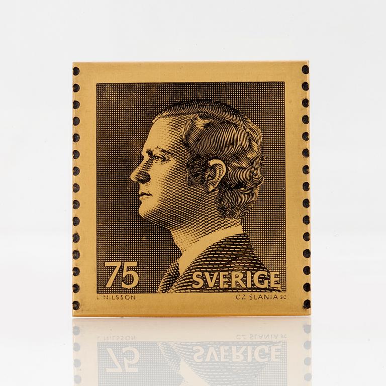 An 18K yellow gold plaque numbered 1074/1985 from 1974. Weight ca 27 grams.