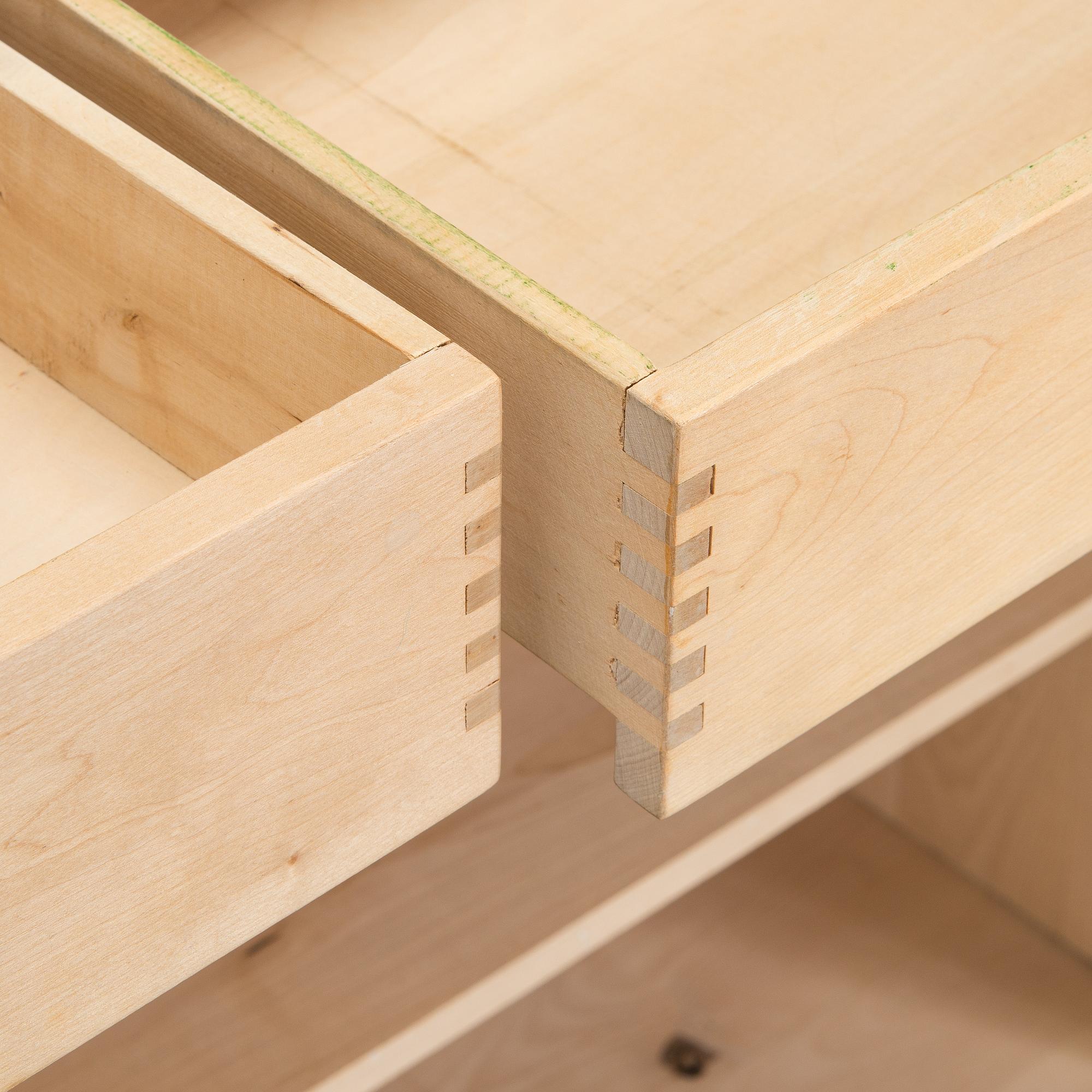 Aino Aalto, kaappi, malli 808 ja vitriini, malli 214 O.Y. Huonekalu- ja Rakennustyötehdas A.B. 1950-luvun alku.