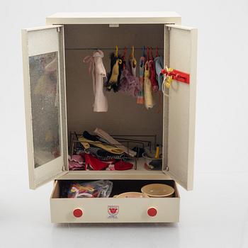 Leksaksgarderob, Micki Leksaker, Gemla, samt Barbiedockor, 4 st, Mattel.