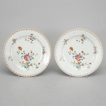 TALLRIKAR, 2 st, porslin. Kina, Qianlong (1736-1795).