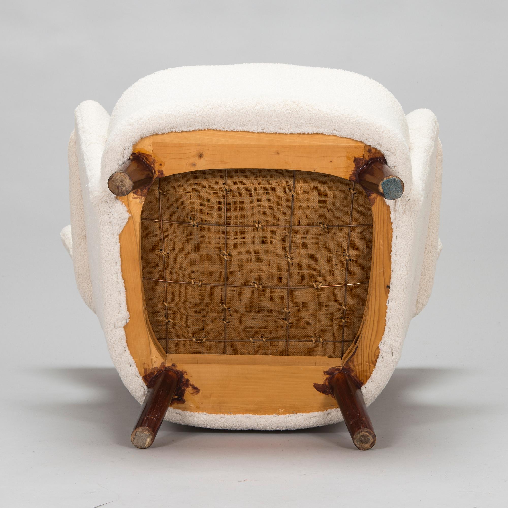 A mid-20th-century armchair.