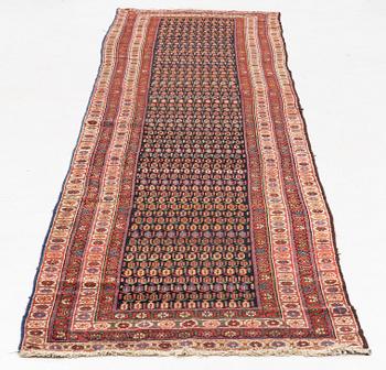 An antique runner carpet, approx. 400 x 93 cm.