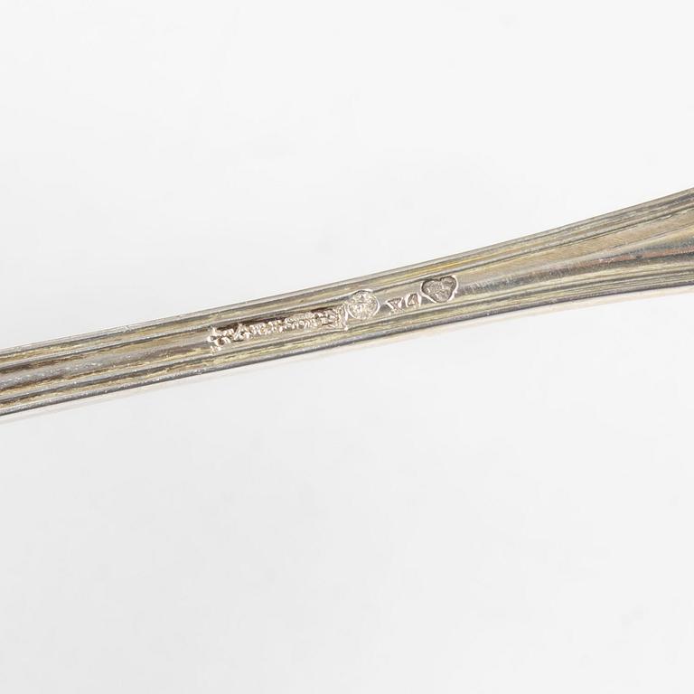 Gustaf Möllenborg, Strösockerskål, silver, Stockholm 1848-1849 samt strösockersked Johan Carlsson, Nyköping 1852.