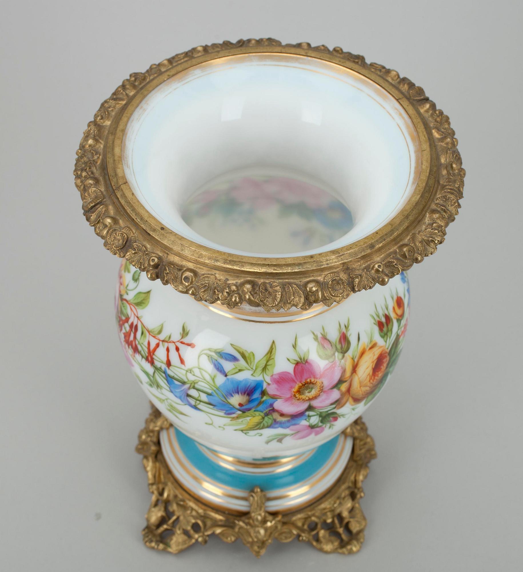 UURNA, opalglas och brons, 1800-tal.