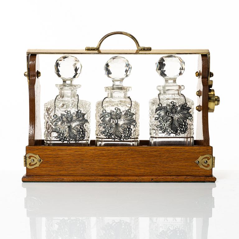A wooden box with three glass flasks, Birmingham, circa 1900.