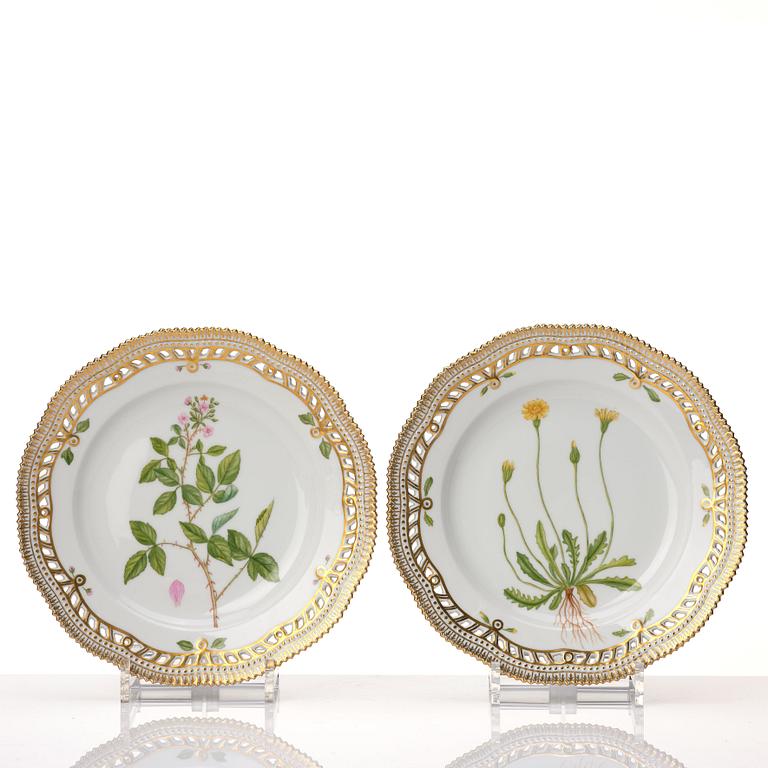 A set of eight Royal Copenhagen 'Flora Danica' dessert plates, Denmark, 20th Century.