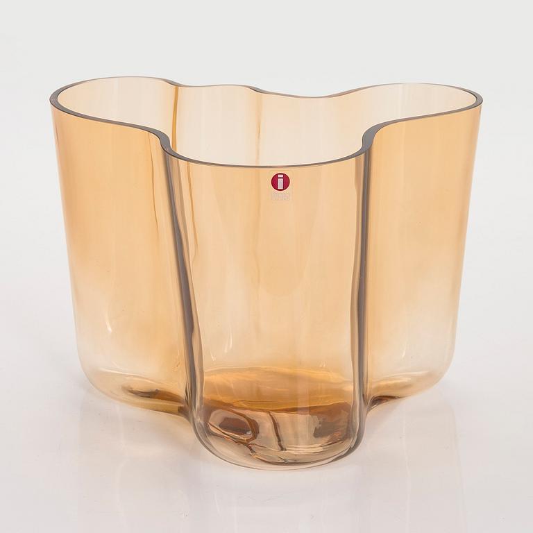 Alvar Aalto, maljakko, 3030, signeerattu Alvar Aalto Iittala 1936-1996.