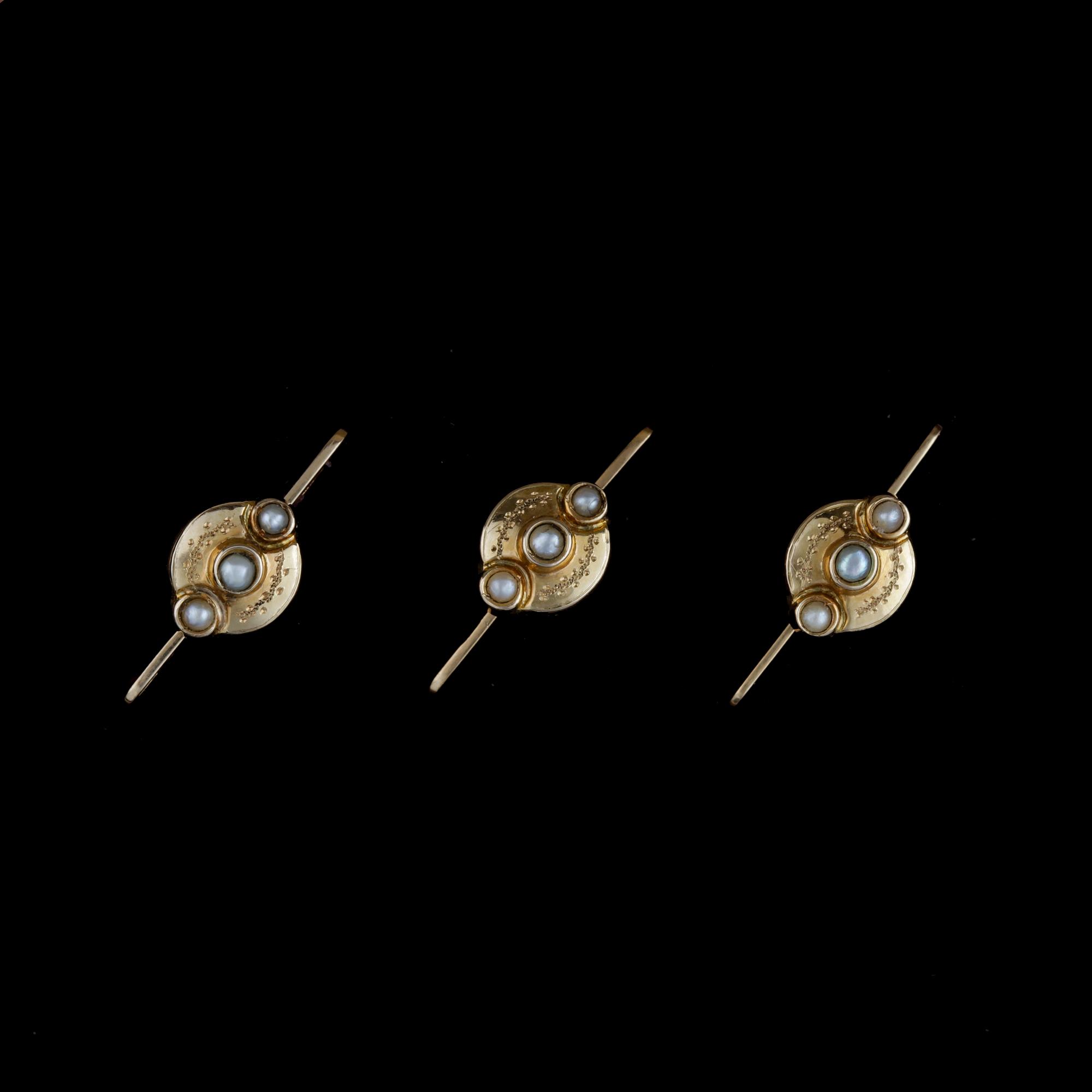FRACKKNAPPAR och KRAVATTNÅL, 3+1, 18k guld med dekor av pärlor, bla Gustaf Dahlgren, Malmö 1899.Total vikt ca 4,5 gram.