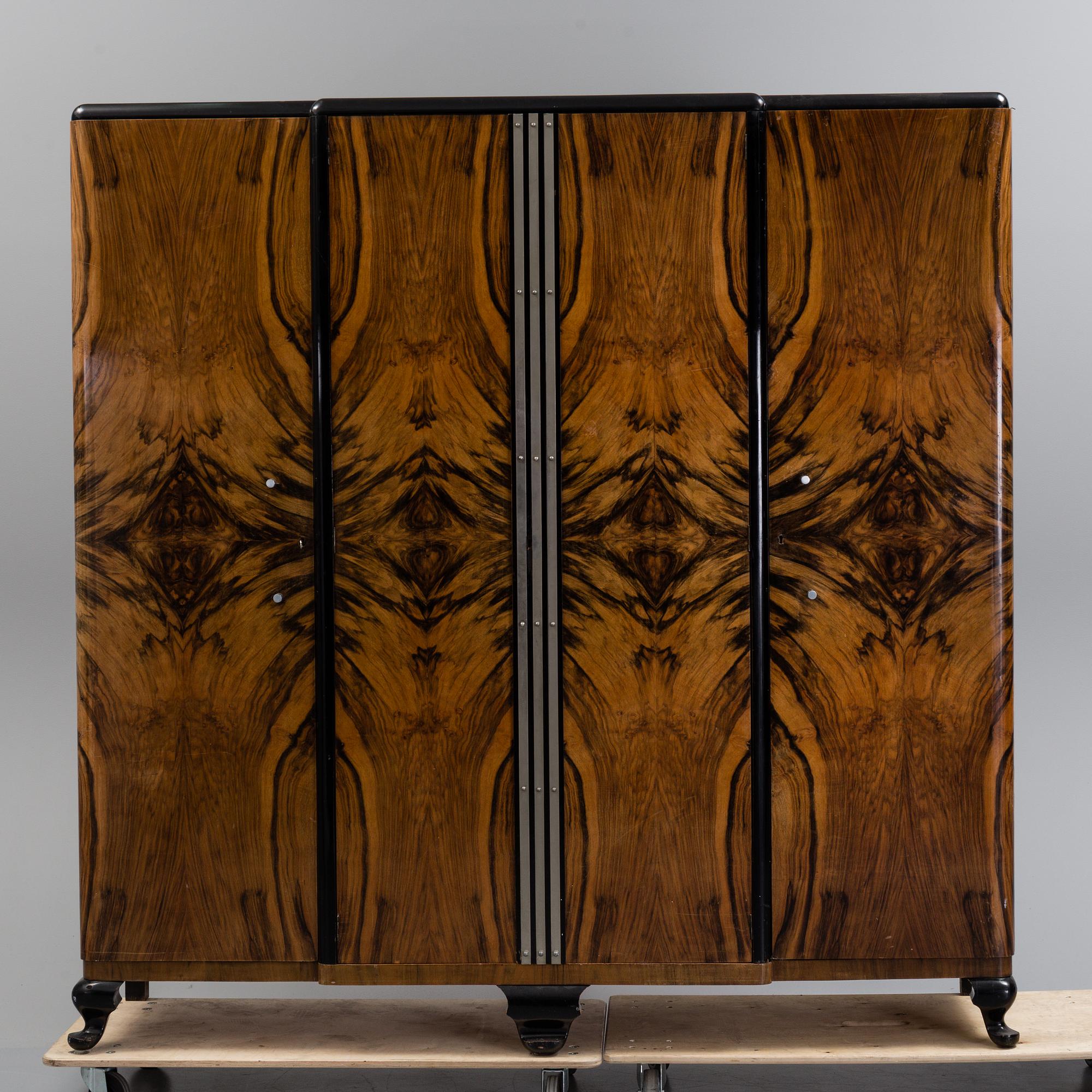 KLÄDSKÅP, 1900-talets första hälft.