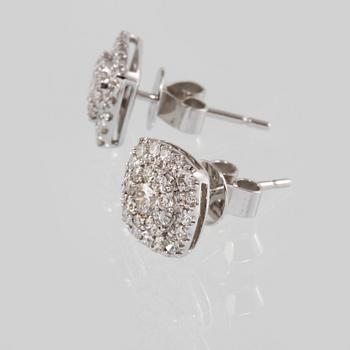 ÖRHÄNGEN, 18k vitguld med 52 briljantslipade diamanter, ca 0.94 ct. Vikt 3 g.