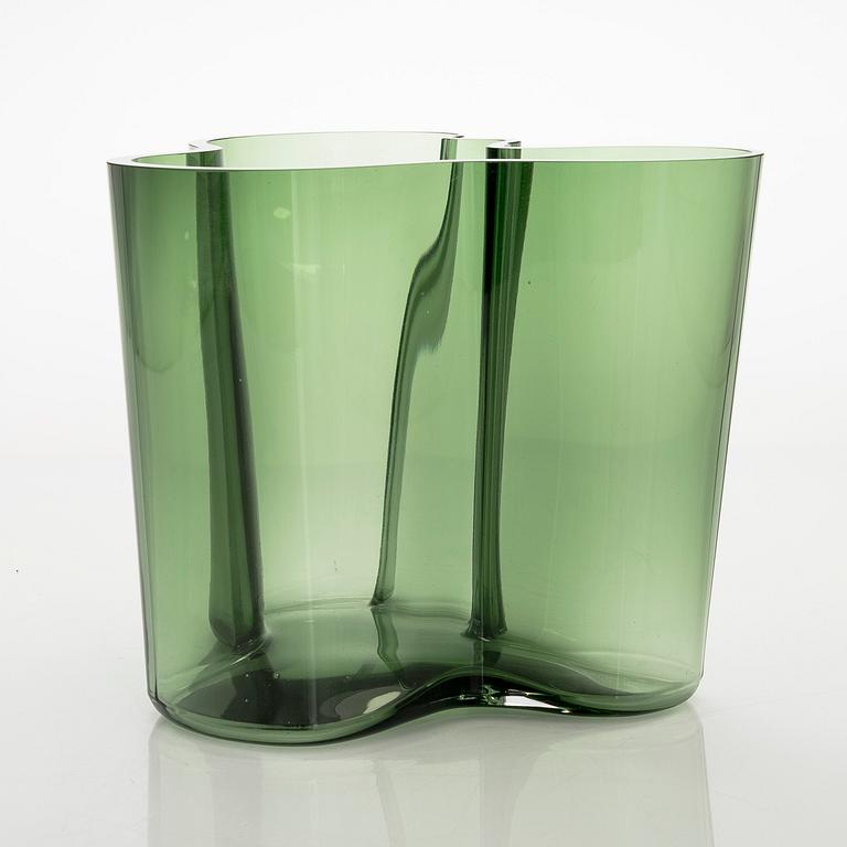 Alvar Aalto, a 'Savoy' 50-year jubilee vase, 3030, signed A. Aalto 1936-1986 Iittala 863/8000.