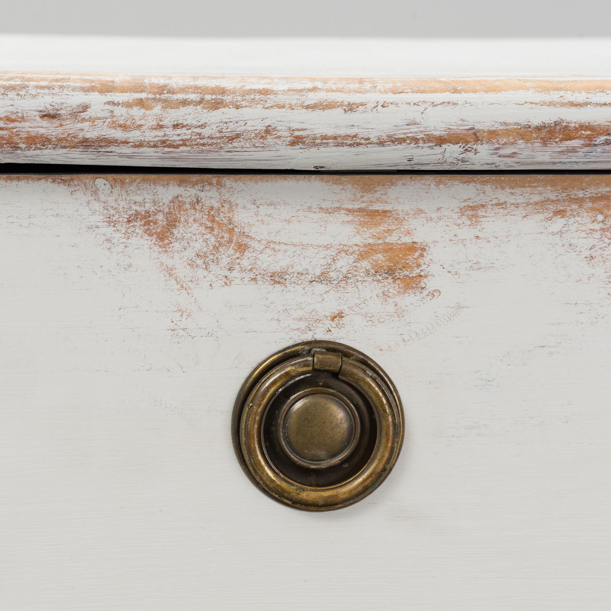 A mid 20th Century chest of drawers.