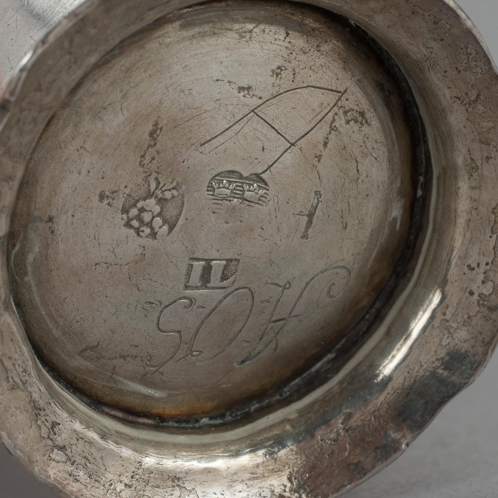 BÄGARE och SKEDAR, 3 del, bland annat en bägare av Johan Leffler, Falun, 1766. Vikt ca  125 g.