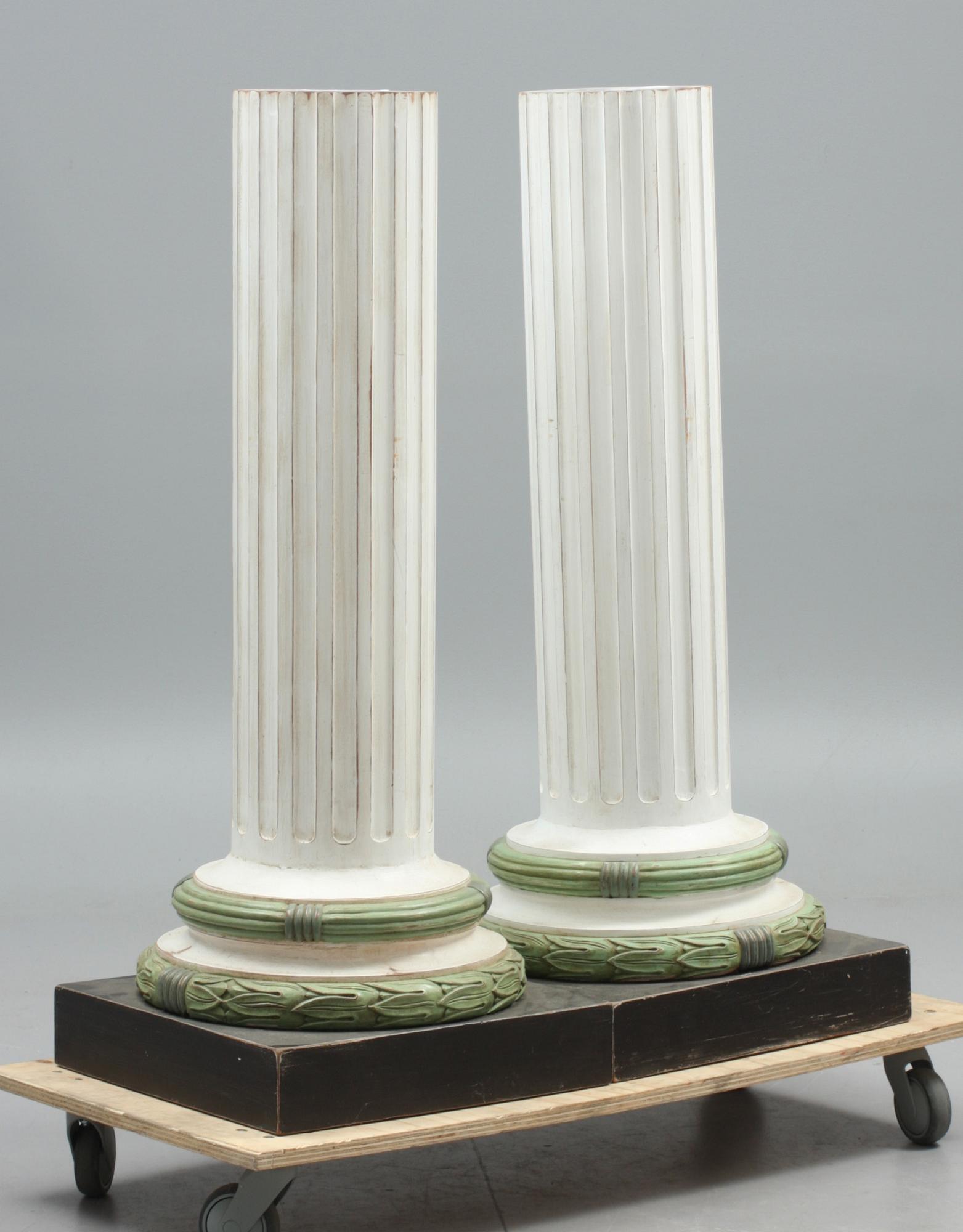 KOLONNER, ett par. Gustaviansk stil. 1900-talets andra hälft.