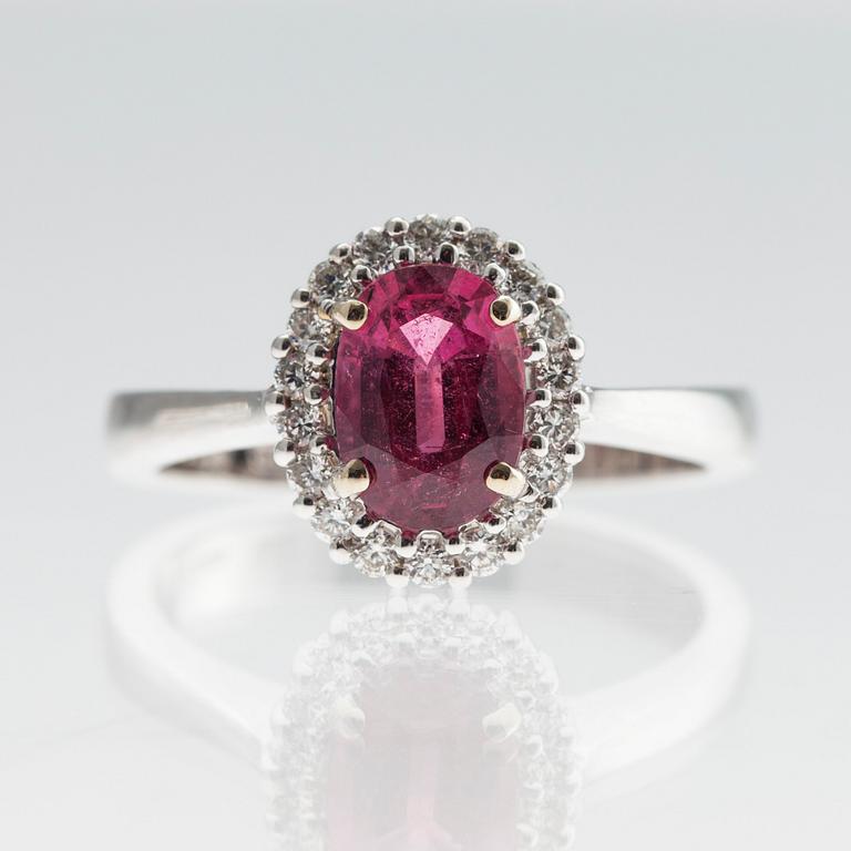 RING, 14K vitguld, rosa safir 1.70 ct. Briljanslipade diamanter 0.30 ct. Vikt 5,4 g.